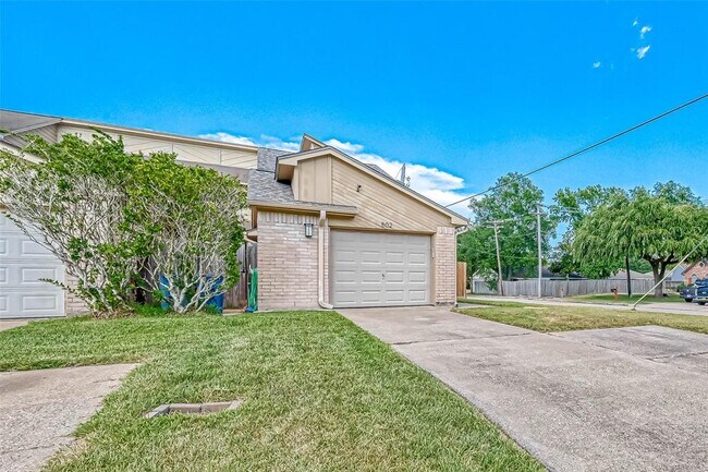 Building Photo - 502 Birdsong Dr