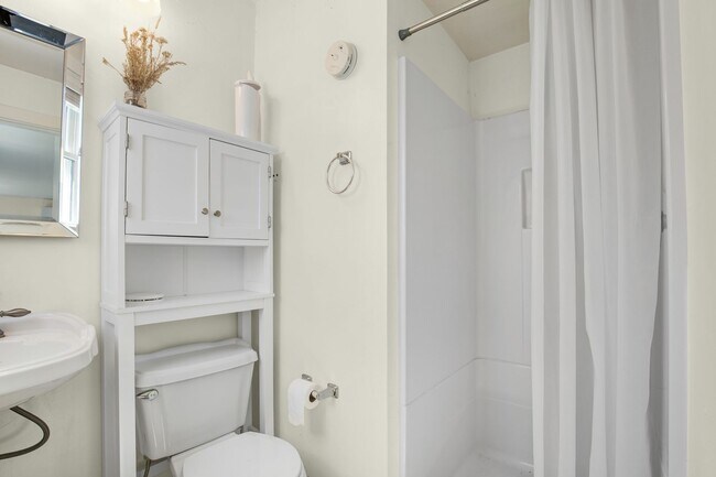 Building Photo - 3-Bed 2-Bath Home with Detached Studio Apartment!