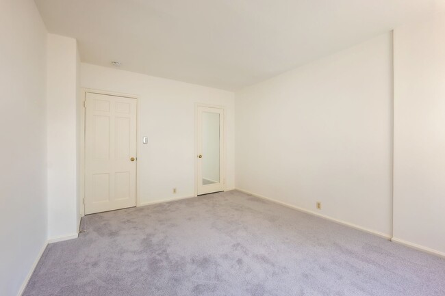 Building Photo - Loft Living at McLean Gardens 1BR plus Lof...