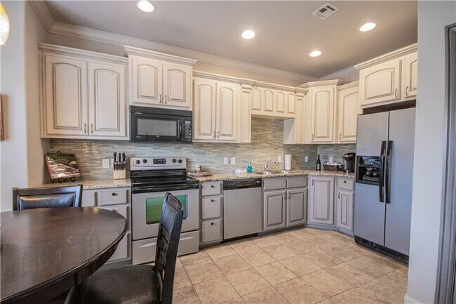 Building Photo - 612 SW 5th St