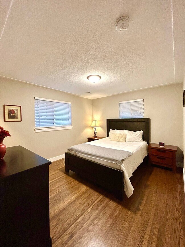 queen - 2925 Newton St