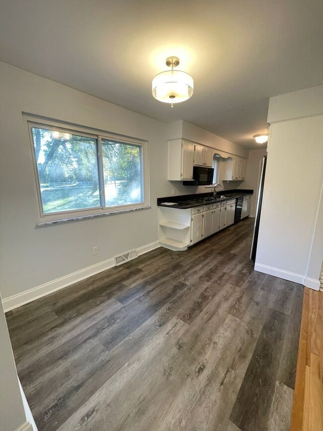 Building Photo - Beautiful Three Bedroom Home