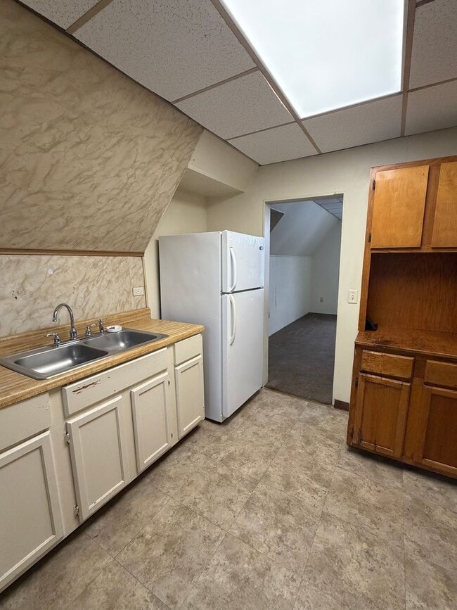 Building Photo - Two bedroom, upstairs duplex