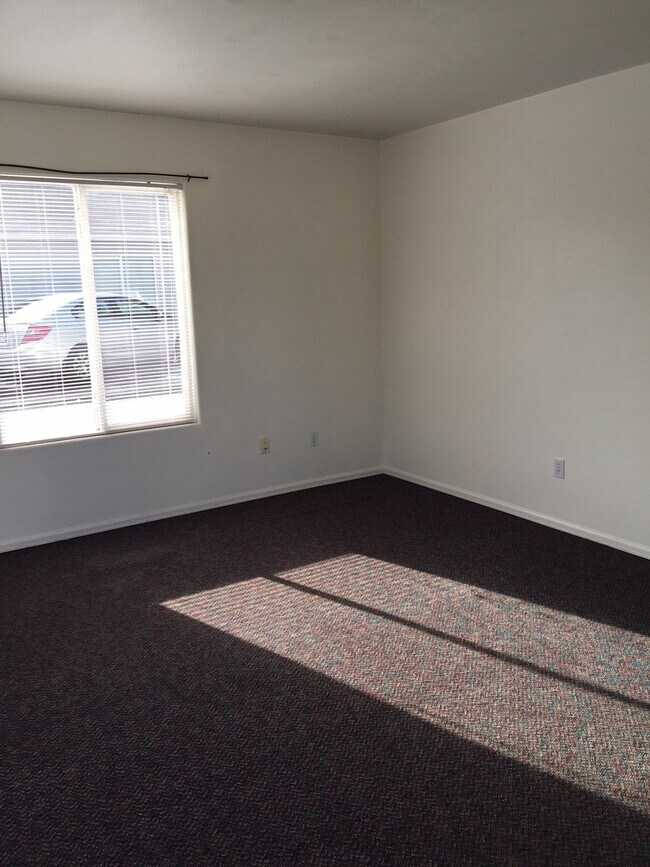 Building Photo - 2912 Dawn Dr