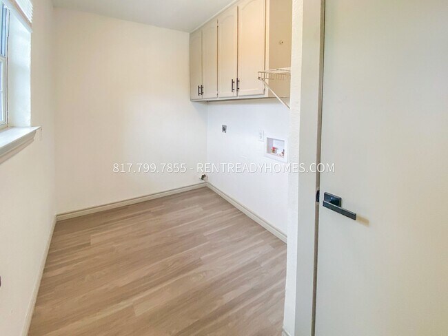 Building Photo - 203 W Shady Oaks Cir