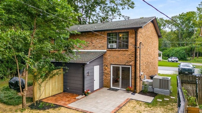 Building Photo - Awesome 2BE/1.5BA duplex in fantastic location in Nashville!