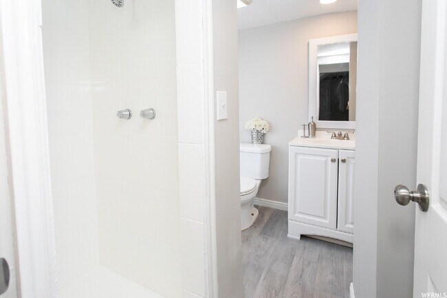 Building Photo - Room for rent in Great Ogden Location!