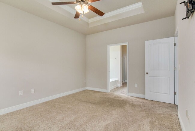Building Photo - Welcome to this exquisite 4-bedroom, 2-bat...