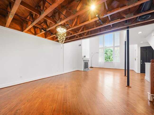 Building Photo - 907 Hartman St