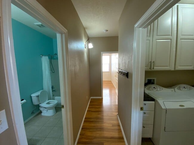Building Photo - 3 Bedroom Single Story Home Available Near...
