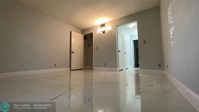 Building Photo - 6443 Bay Club Dr