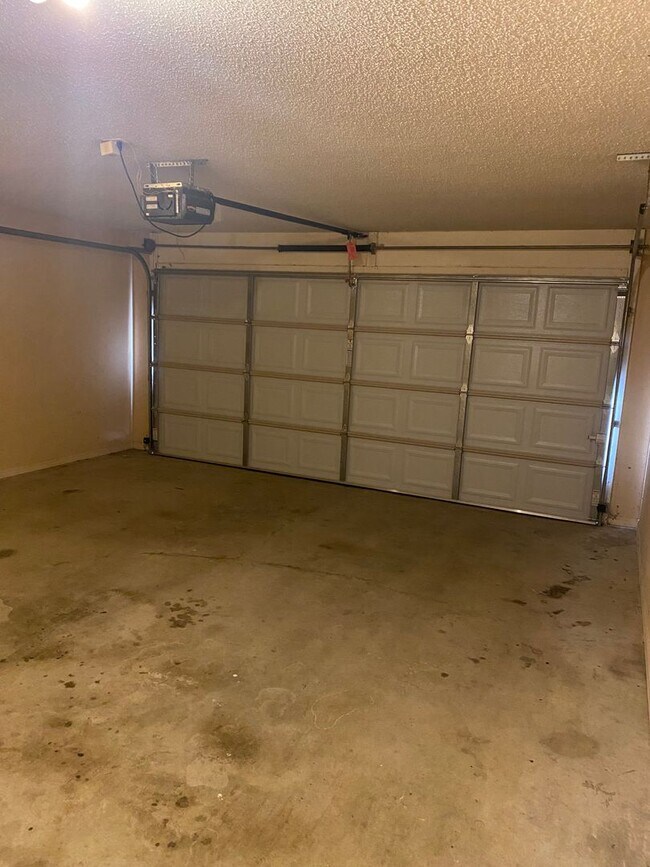 Building Photo - Contact Peggy 501 676 1758  or Heather 501 350 0540