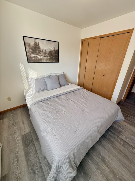 Building Photo - 1512 Lake Elmo Dr