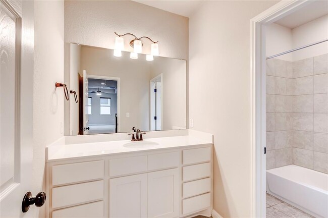 Building Photo - 2916 Zelma Dr