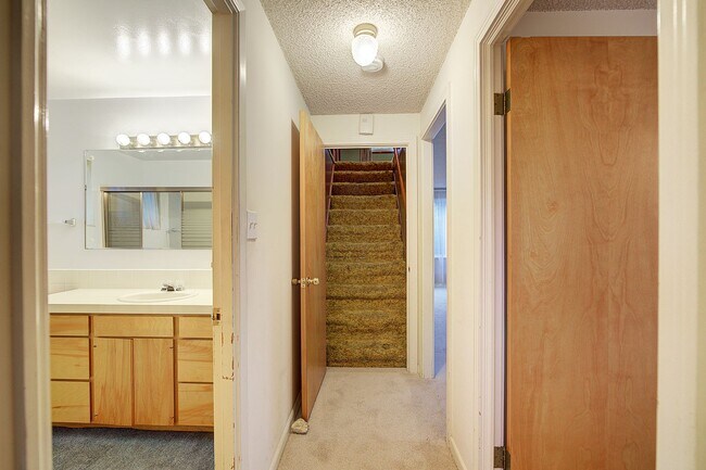 Building Photo - 2bd/1.5ba Redmond Home