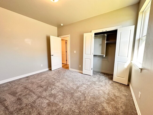 Building Photo - Spacious 4-Bedroom Home with Pool in Yukon