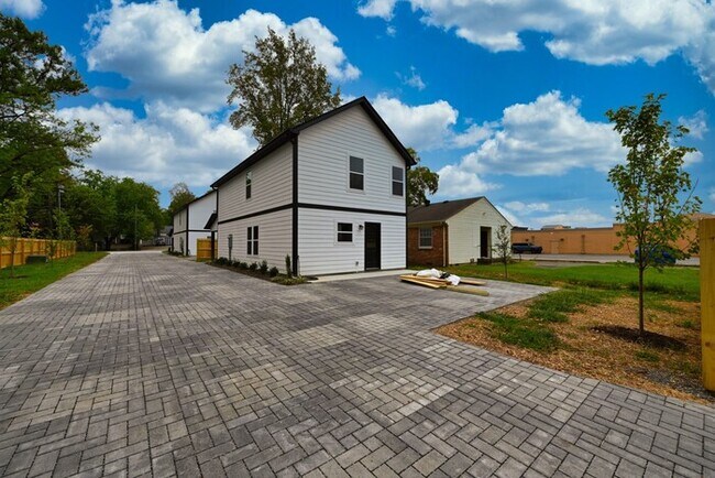 Building Photo - 146 N Trigg Ave