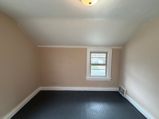 Building Photo - Charming 3-Bedroom Home with First-Floor Bedroom & Large Yard - PET FRIENDLY