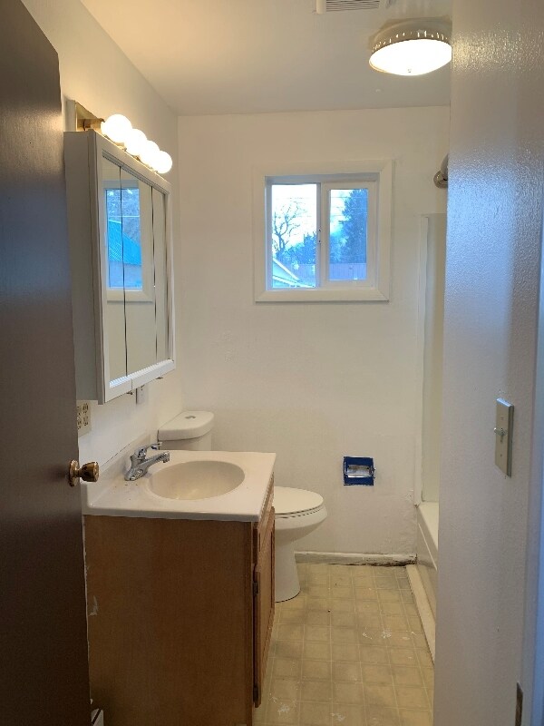 Building Photo - 413 3rd Ave W