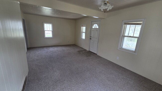 Building Photo - 2 bedroom 1 bath house