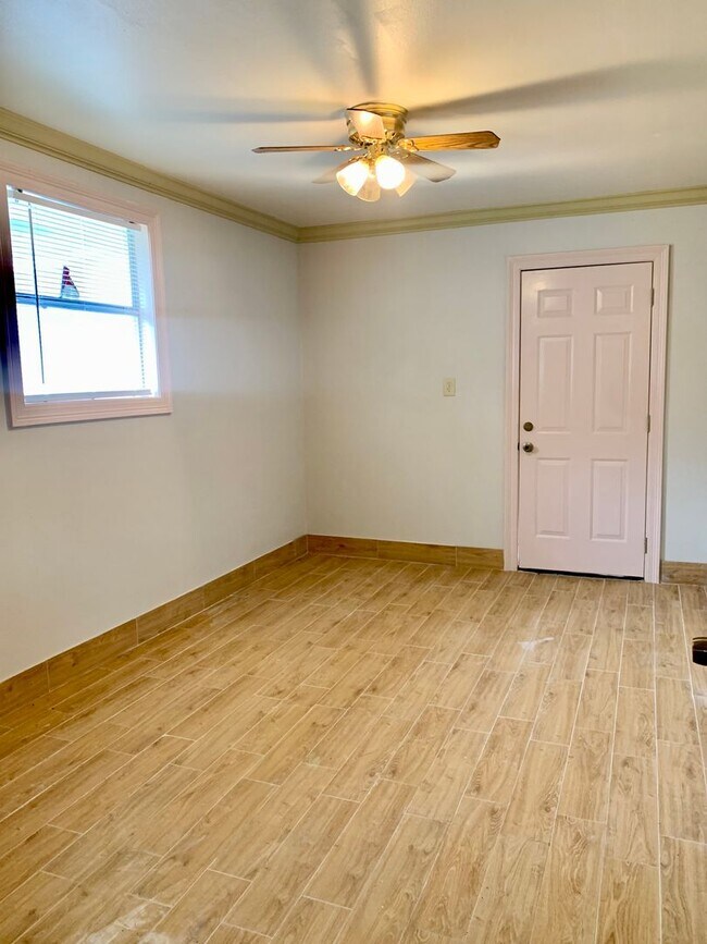Building Photo - 3BD/2BA House for Lease in Bristol Place Subdivision in Baton Rouge