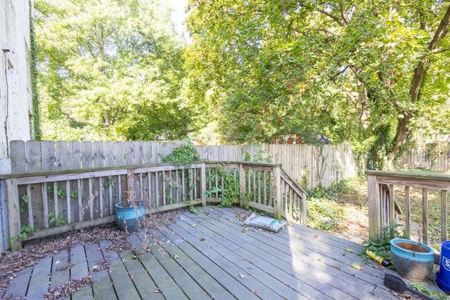 Building Photo - Lovely 3 BR/1.5 BA Semi-Detached Home in S...