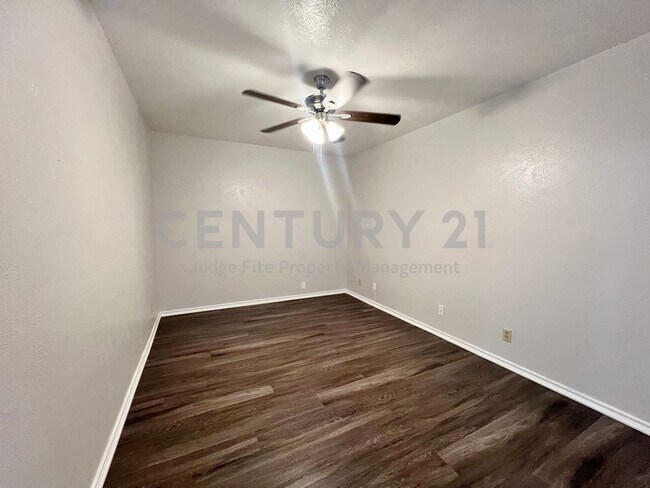 Building Photo - 1108 N Elm St