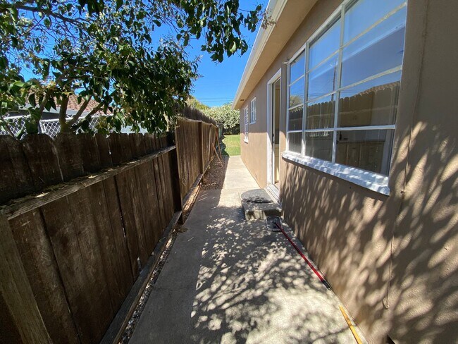 Building Photo - Charming 3 Bedroom Home in Quiet Tree-Line...