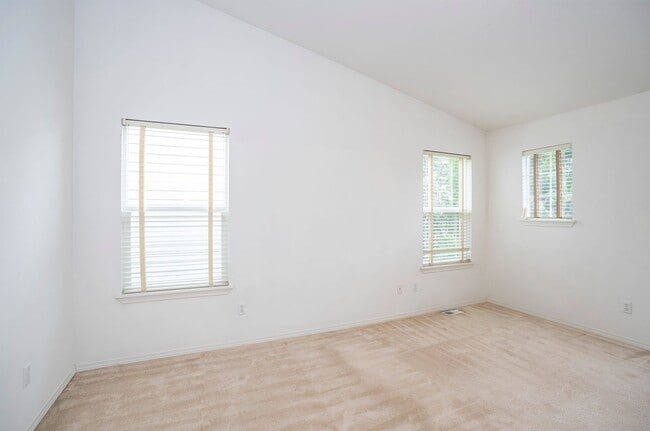 Building Photo - Spacious 4-Bedroom in Renton’s Serenity Ridge