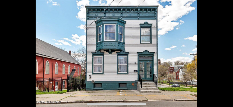 Primary Photo - 62 Alexander St