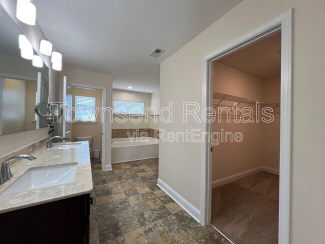 Building Photo - 4411 Low Oak Ct