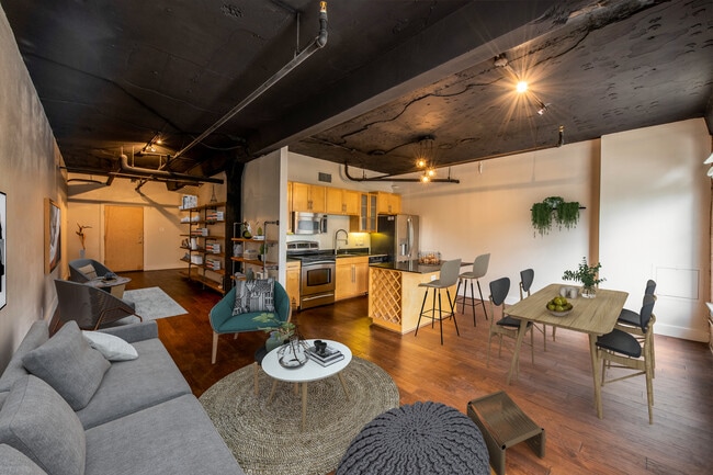 Building Photo - 910 Houston St