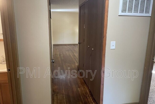 Building Photo - 2213 SE Davies St