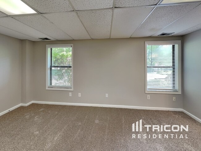Building Photo - 5070 Ravenwood Dr
