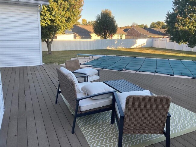 Building Photo - 420 E New Hope Rd