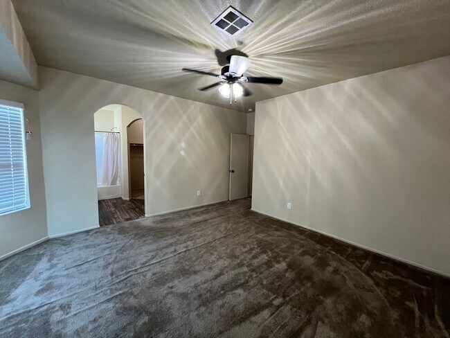 Building Photo - 4 BEDROOM HOME!