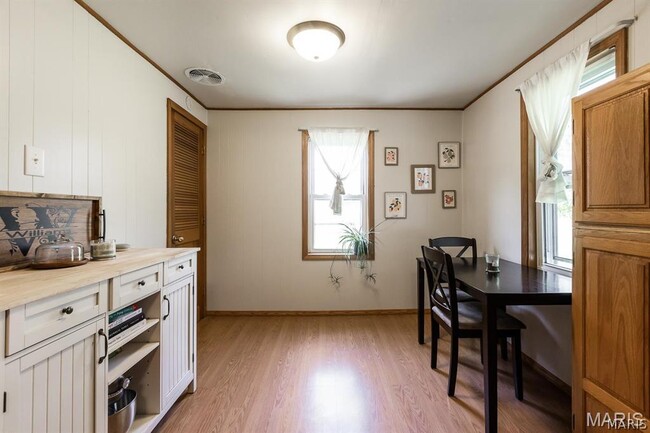 Building Photo - 417 N John St