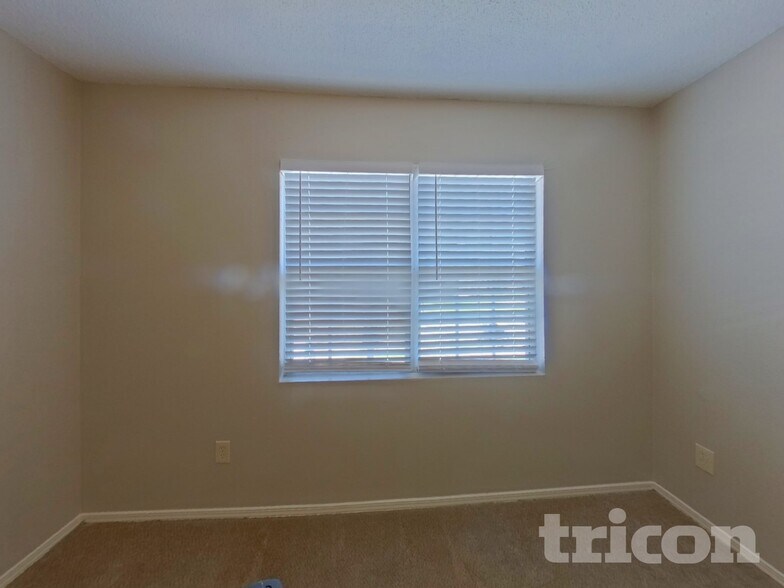 Building Photo - 12739 Serenade Cir N