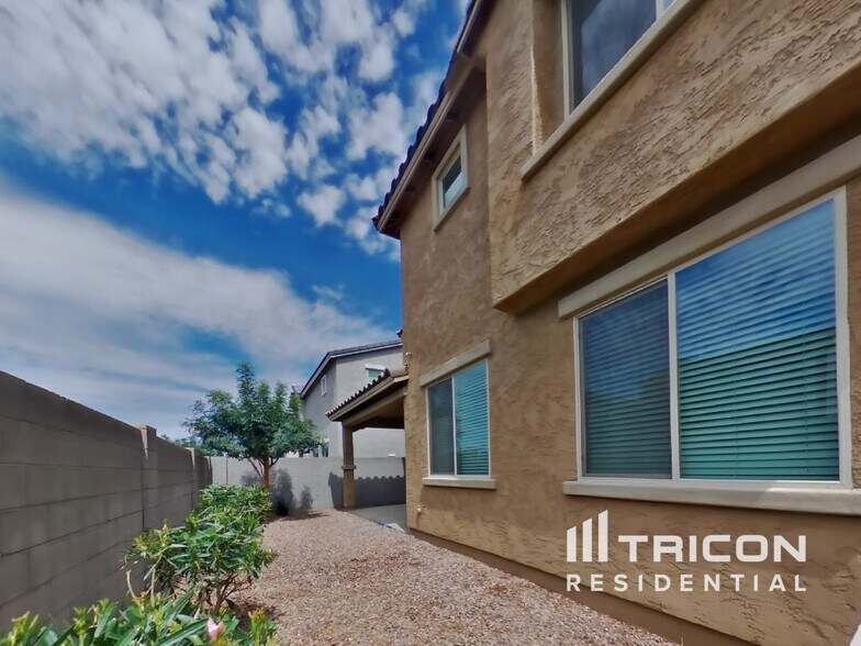 Building Photo - 8629 E Posada Ave