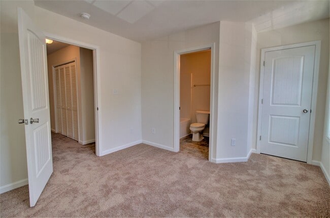 Building Photo - 2 BR/ 2.5 Bath Townhome located in The Tow...