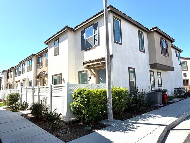 Building Photo - Almost BRAND NEW end unit Townhome in Winchester for Rent