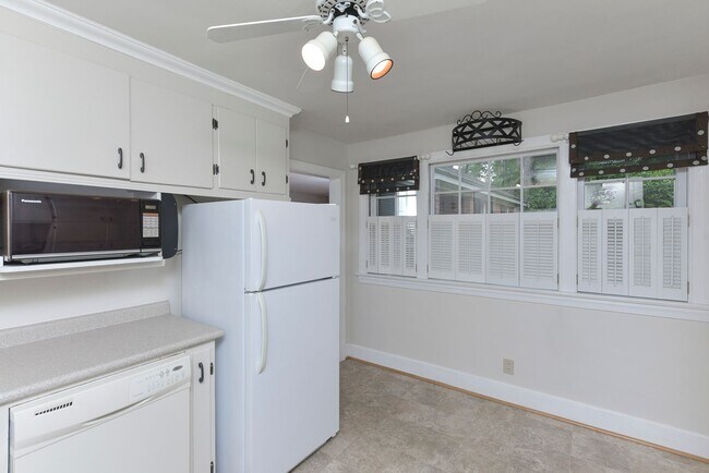 Building Photo - Charming 3 Bedroom, 2 Bath All-Brick Bungalow with Garage!