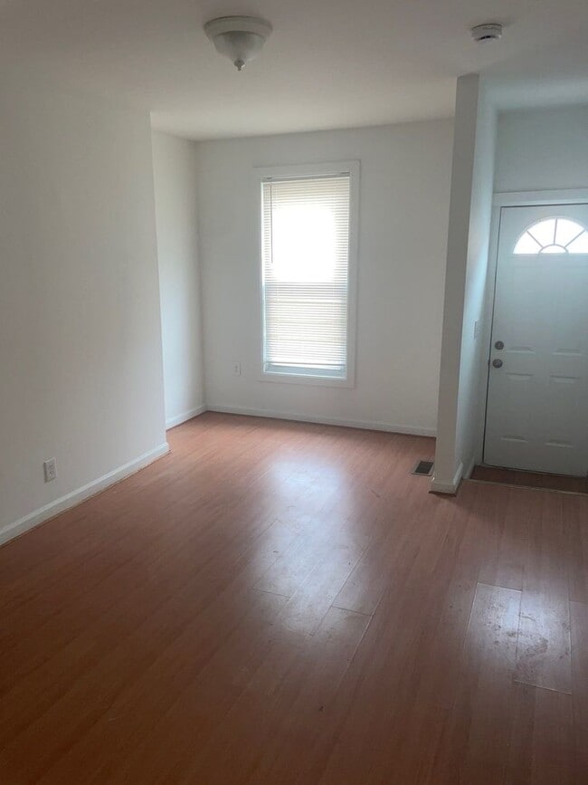 Building Photo - 2432 Etting St