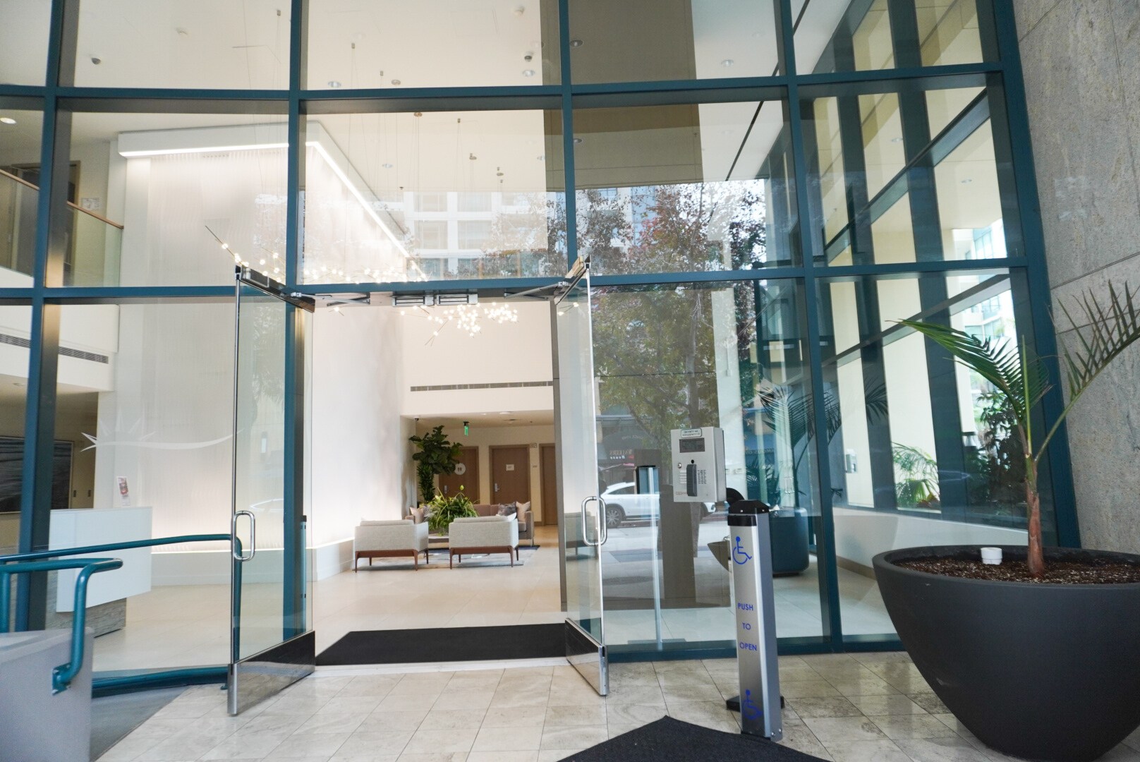 Building Photo - 555 Front St