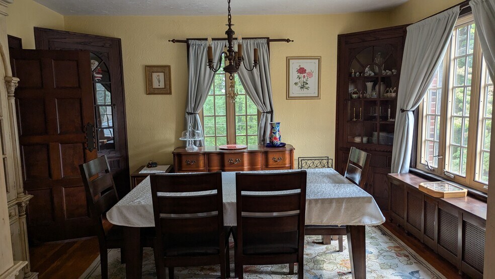 Building Photo - 78 Roe Ave