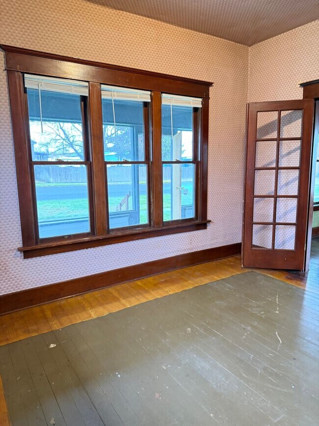 Building Photo - Large 2 bedroom 1 bath with bonus room