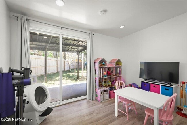 Building Photo - 3506 Claridge Rd E