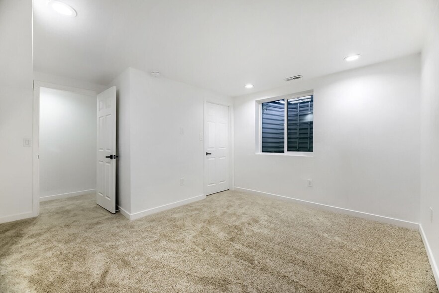 Building Photo - 3831 W Rutgers Pl