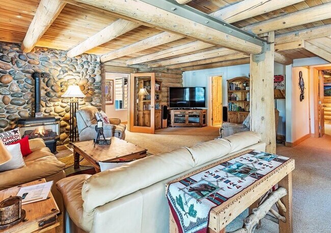 Building Photo - Charming Mountain Home
