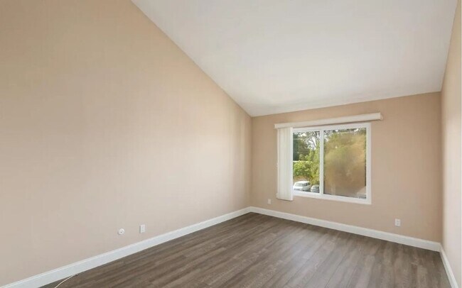 Building Photo - Spacious Carlsbad Condo Walking distance t...